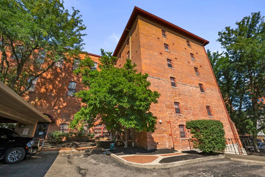 Building Photo - 544 S Front St