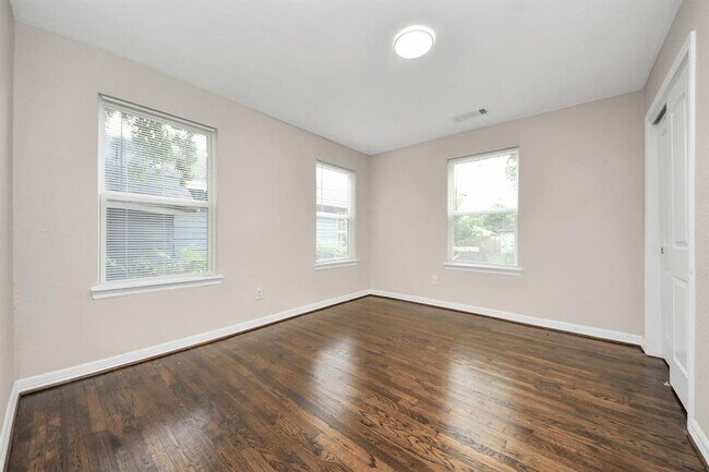Building Photo - 608 Thomas Ave