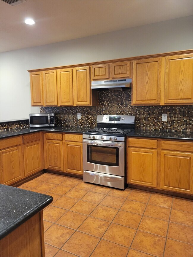 Building Photo - 3715 Pinehurst Dr