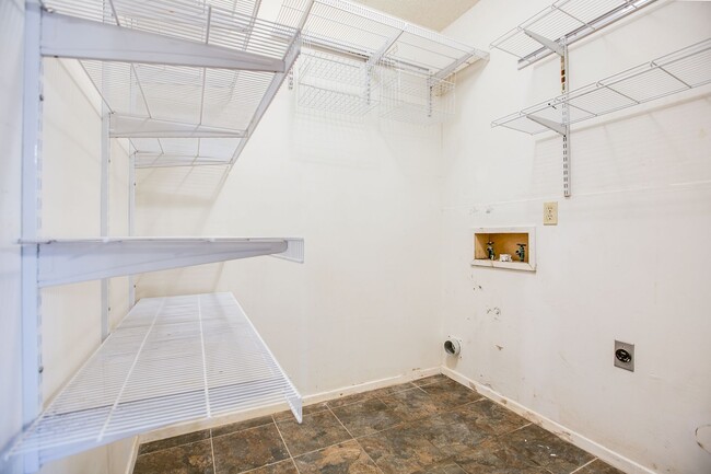 Building Photo - 2713 Canyon Creek Dr