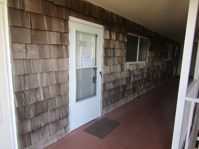 Building Photo - Updated 1-Bedroom Condo in Bay Winds – Wat...