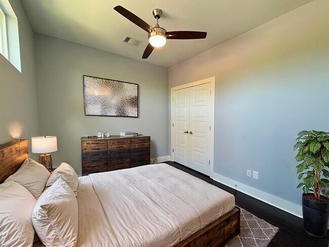 Building Photo - 6201 Felix Ave