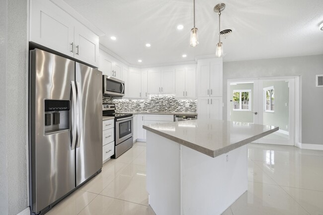 Building Photo - 5031 NE 23rd Terrace