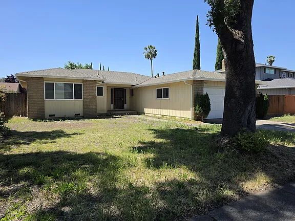 Building Photo - This charming newly renovated home has 3 bedrooms and 2 full bathroom.