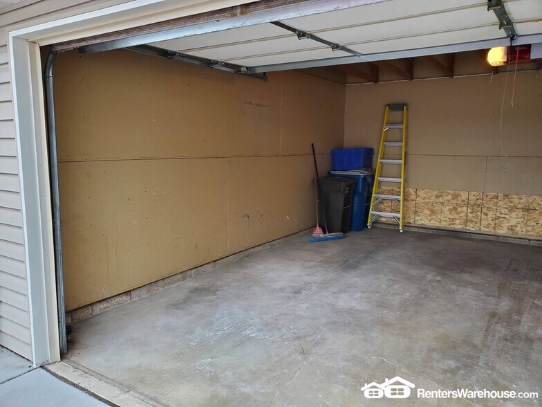 Building Photo - 5531 Pompano Dr