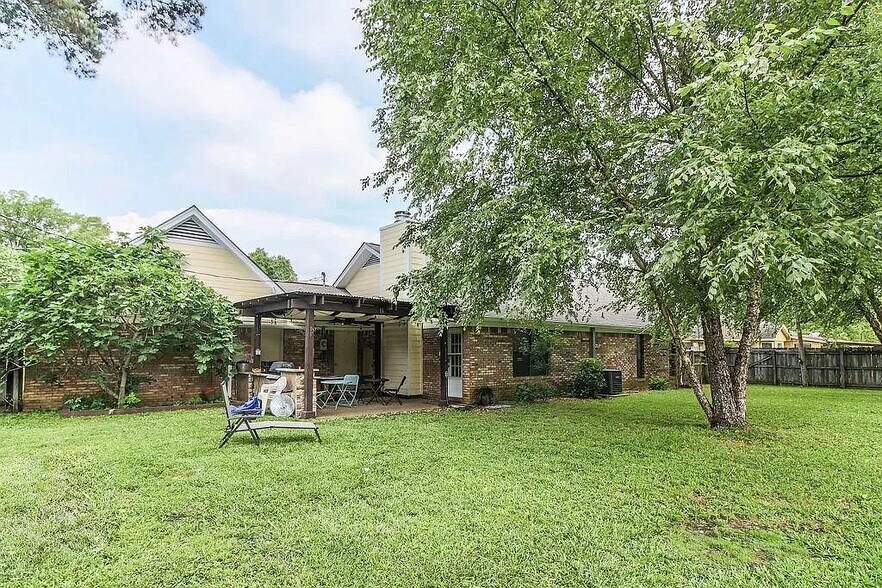 Building Photo - 87 Aileen Dr