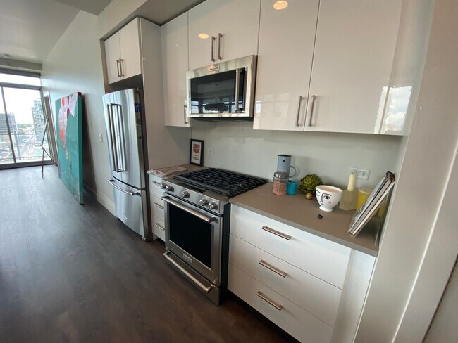 Building Photo - Large 2 bedroom 2 1/2 bath condo at One Li...