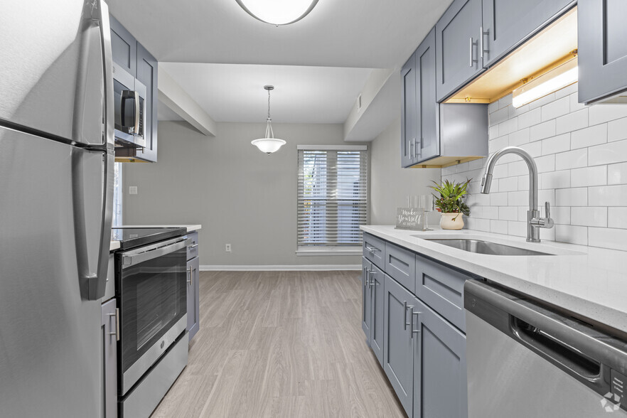 3 BR Townhome - Lakeview Apartments & Townhomes