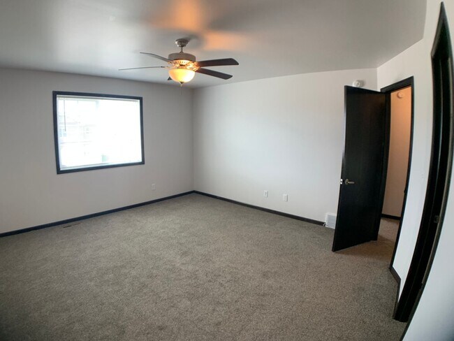 Building Photo - 3 Bed 3 Bath Single Family Home