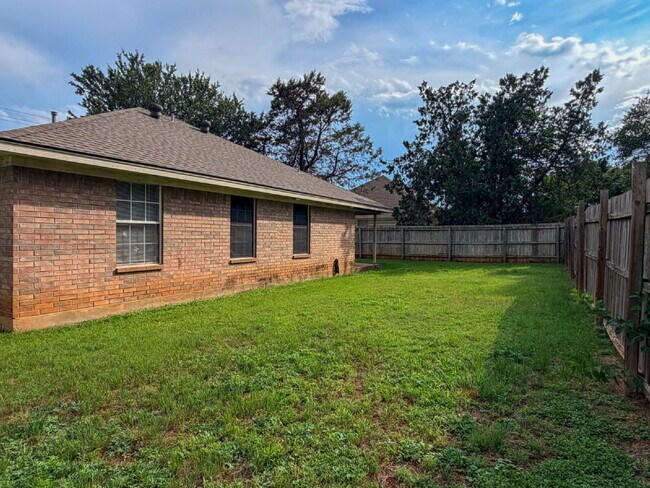 Building Photo - 3 Bedroom, 2 Bath Home in Cleburne, TX!