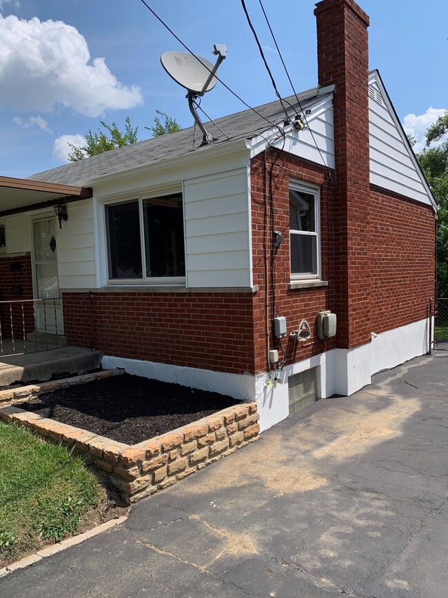 Building Photo - 2180 Townhill Rd