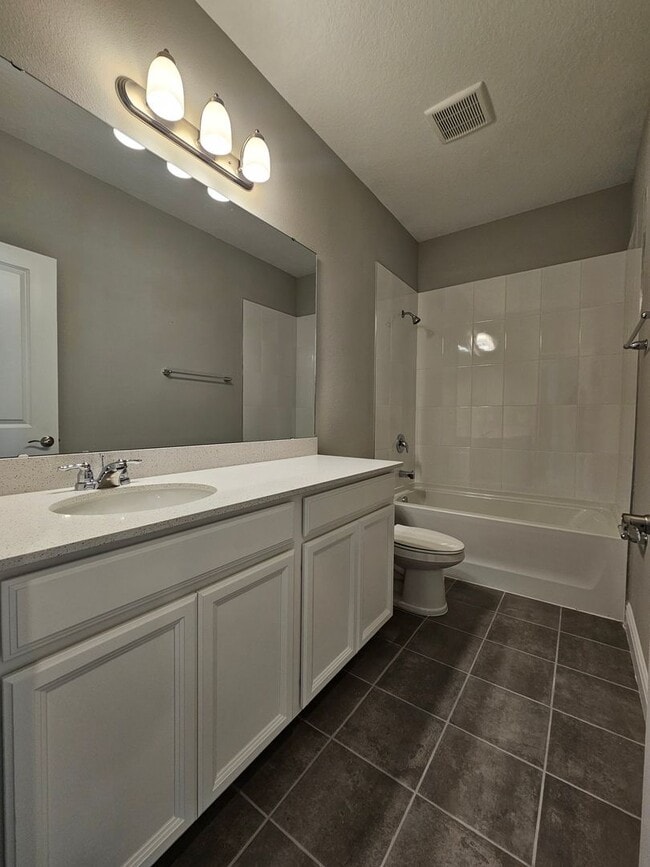 Building Photo - Beautiful and Spacious 3 bedroom 2 bath Townhome With a Split Floor Plan in Winter Garden!