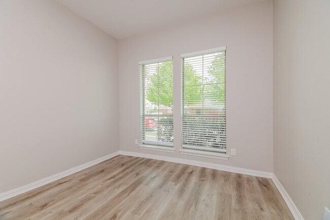 Building Photo - 1301 Maverick Ln