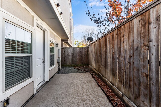 Building Photo - 2720 Church Wood Dr