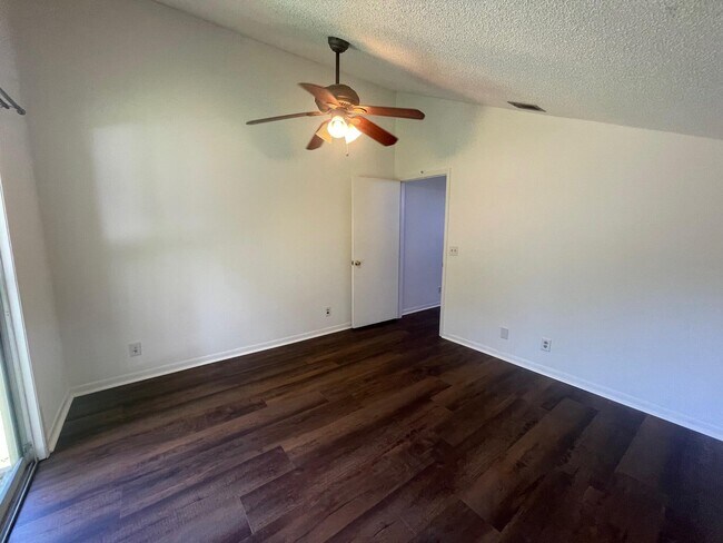 Building Photo - 121 Maplecrest Cir