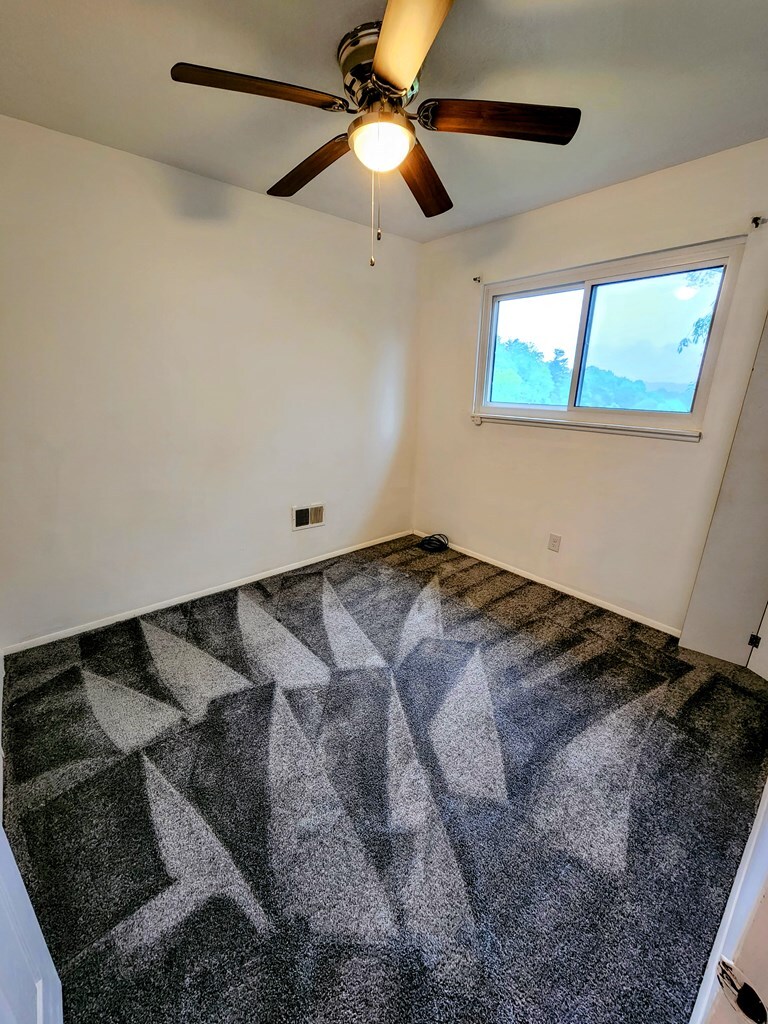 Building Photo - 3 Oak Drive Cir