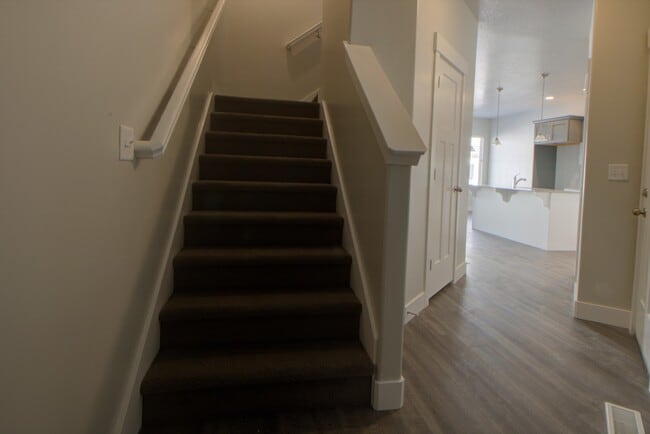 Building Photo - 4 Bedroom 2.5 Bathroom Townhome in Lehi