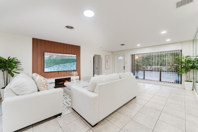 Building Photo - 1016 NE 26th Ave