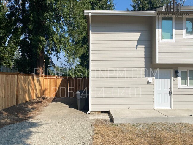 Building Photo - Newly Refreshed 2 Bed Duplex