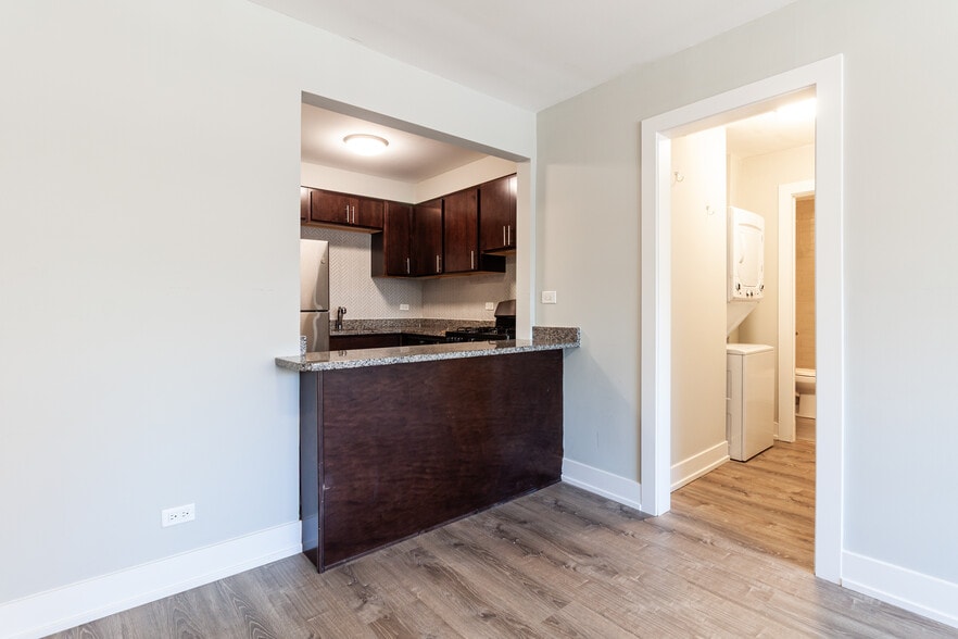 Building Photo - 525 W Surf