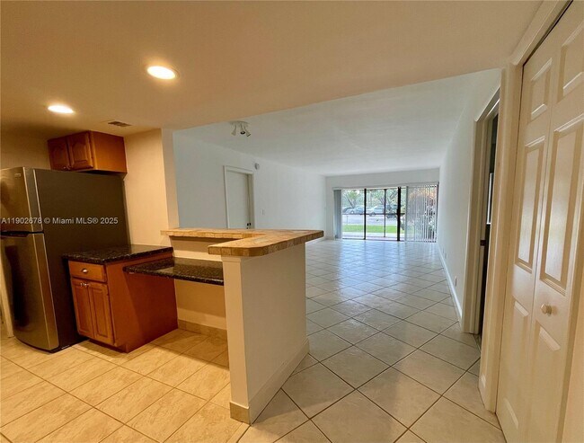 Building Photo - 200 Lakeview Dr