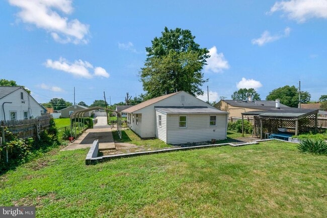 Building Photo - 728 Carson Ave