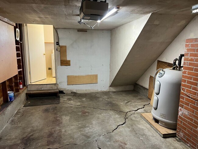 Building Photo - 3 Bedroom House in Southwest Eugene