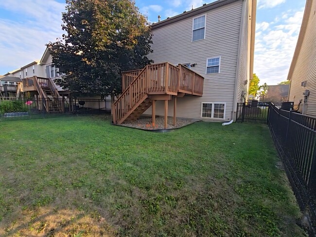 Building Photo - Spacious 4 Bedroom Duplex in North Normal ...