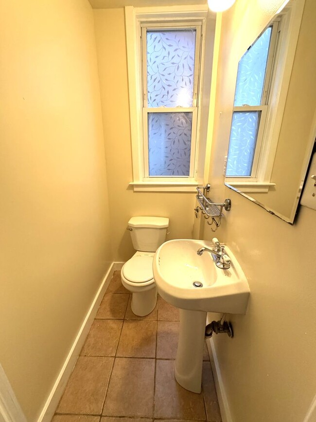 Building Photo - Centrally Located 2 BR Townhouse with Den/...