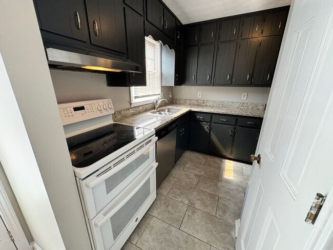 Building Photo - NOW READY!! 2 bedroom 2.5 bathroom in Snellville