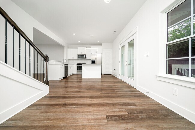 Building Photo - Stunning 2BE/2.5BA townhome next to Percy ...