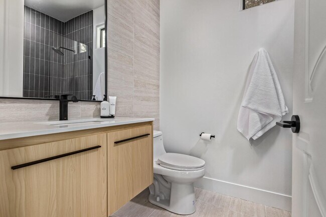 Building Photo - 5316 E Royal View Dr S