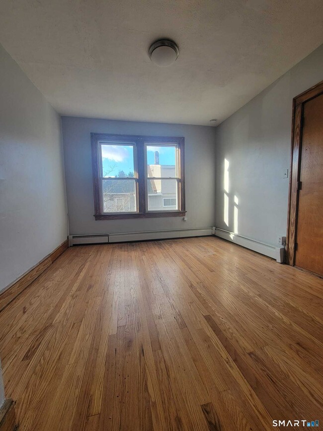 Building Photo - 1048 Broad St