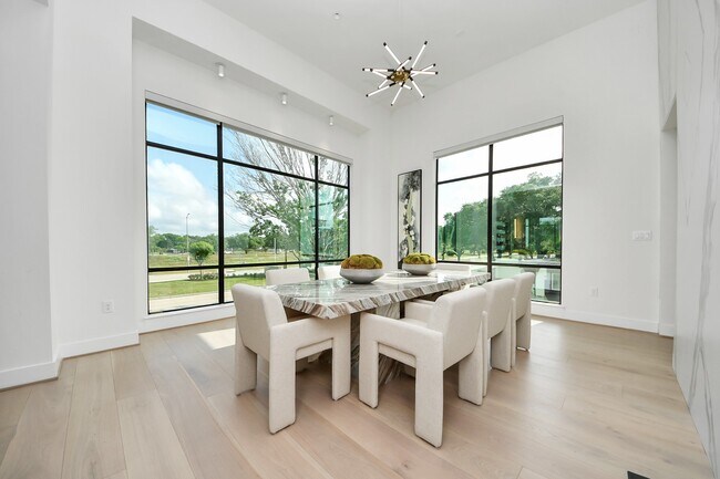 Building Photo - 5327 S Braeswood Blvd