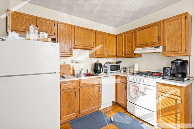 Building Photo - Huge one bed one bath in Brighton...