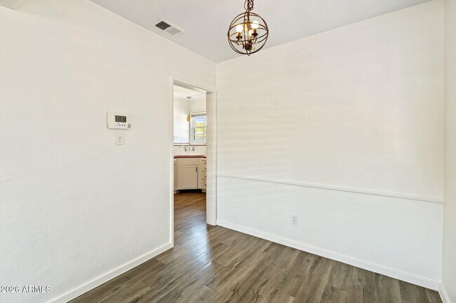 Building Photo - 334 W Lewis Ave