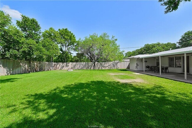 Building Photo - AUGUST PRE-LEASE!! 4 bed, 3 bath house on HUGE lot walking distance to Texas A&M!