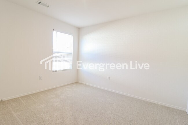 Building Photo - 33 Sourdough Crk Ln