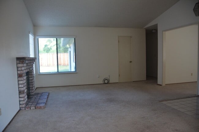 Building Photo - Hillcrest area 2 bedroom, 2 bath with 2 ca...