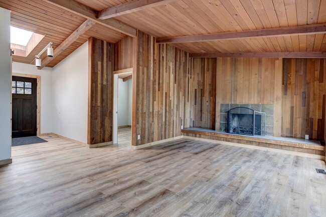 Building Photo - 4 bedroom/2 bath house in Deception Park View