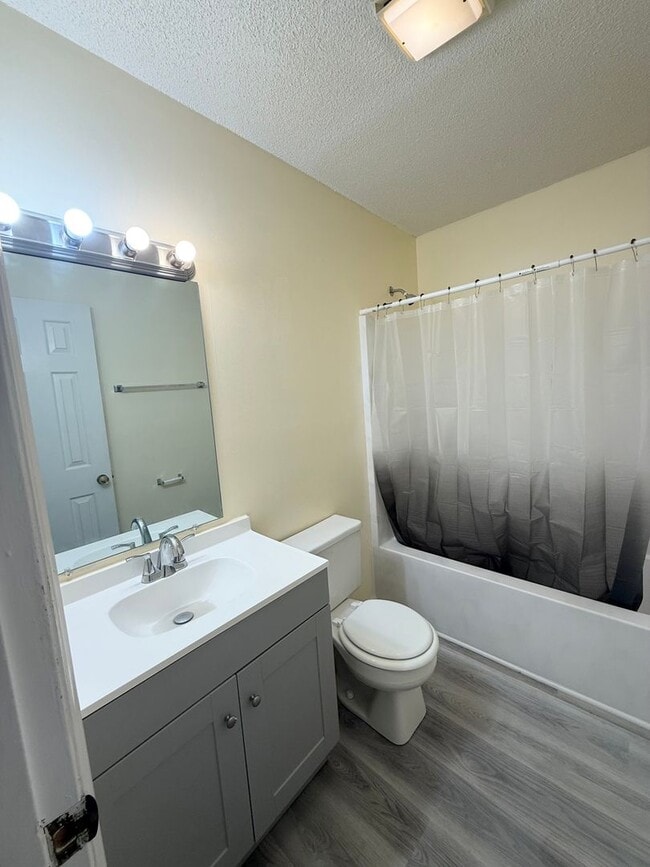 Building Photo - Two bed, 1.5 bath townhome in Graham