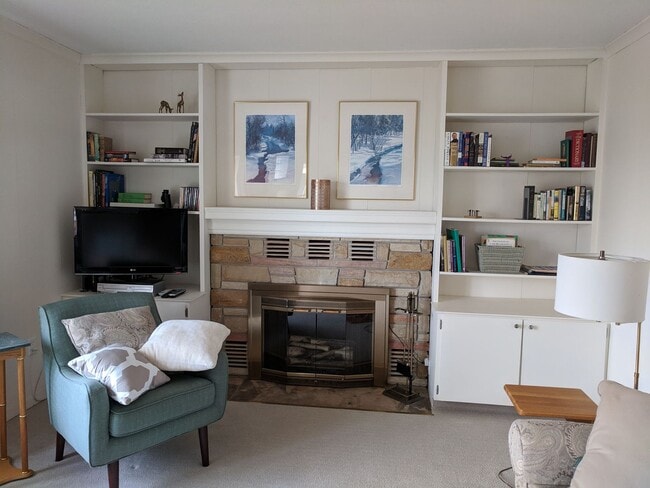 Building Photo - Fully furnished 2 bed home across from pub...