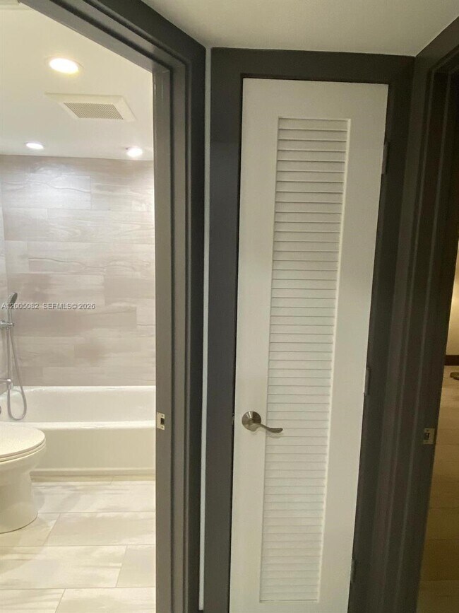 Building Photo - 660 Tennis Club Dr