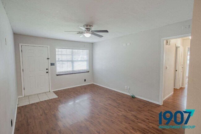 Building Photo - 1618 Village Dr