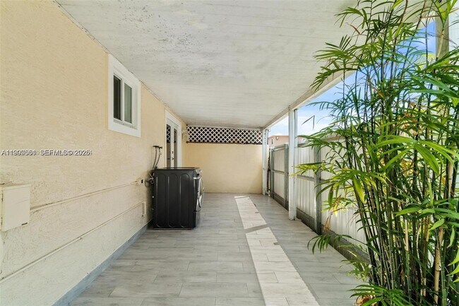 Building Photo - 330 W 74th Pl