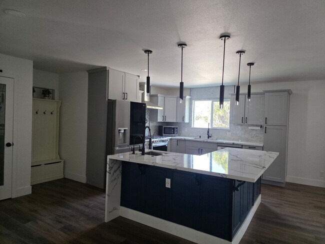 Building Photo - Great Family home in family neighborhood~b...