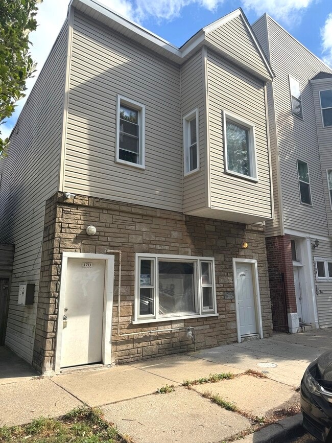 Primary Photo - 1711 N Kimball Ave