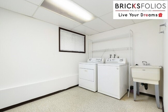 Building Photo - Redmond Gem! Live in the award-winning Lake Washington School District.