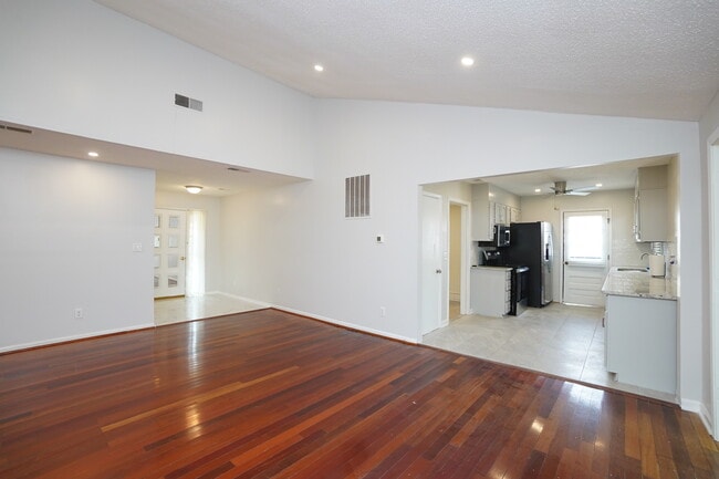 Building Photo - 505 Westchester Dr