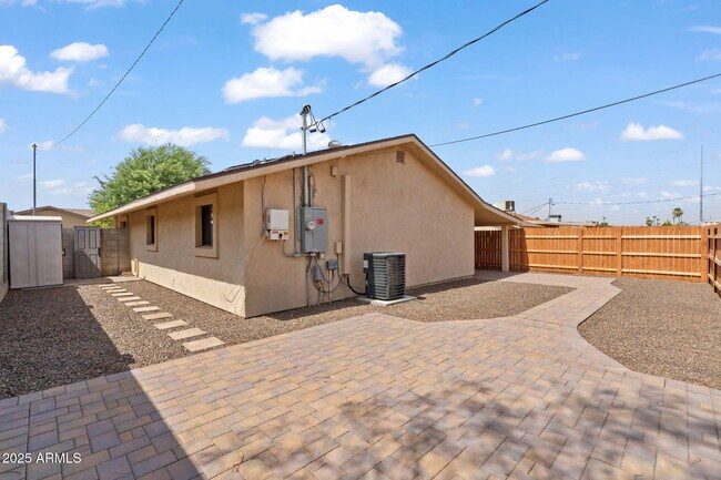 Building Photo - 744 E Meadow Ln